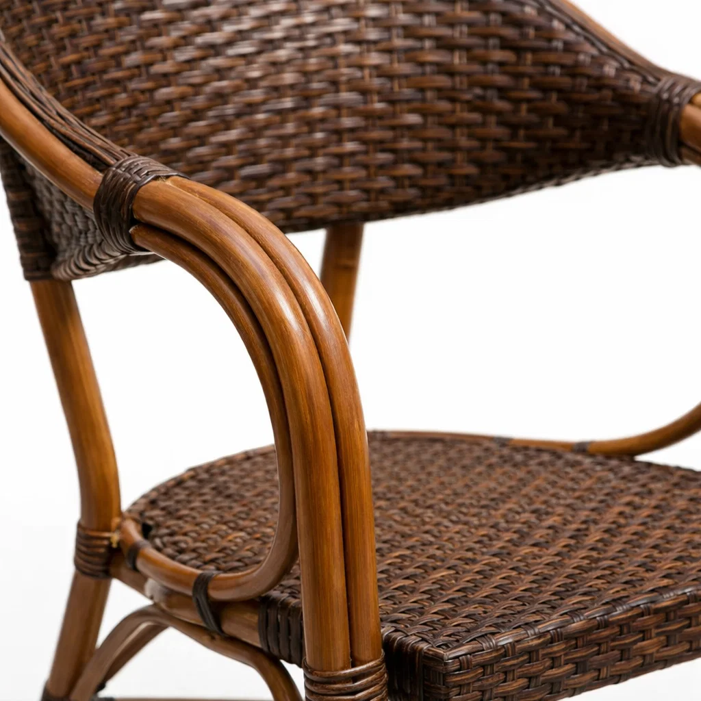 Silla Bistro Parisina Rattan con reposabrazos Jolie - Café Oscuro