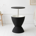 Mesa Alta Nami Outdoor Multifuncional de Rattan Sintético para el hogar, disponible en Mons